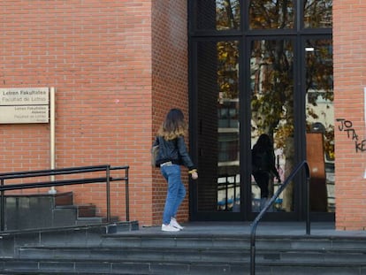 Fachada exterior de la Facultad de Letras de la UPV en Vitoria.