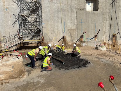 Restos del barco encontrado en las obras del futuro centro de innovación de la Ciutadella del Coneixement, en el antiguo Mercat del Peix.