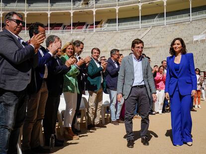 La presidenta de la Comunidad de Madrid, Isabel Díaz Ayuso, y el alcalde de Madrid, José Luis Martínez- Almeida, durante el acto de presentación de los candidatos a los ayuntamientos de la región, en Las Ventas el pasado 15 de abril.
