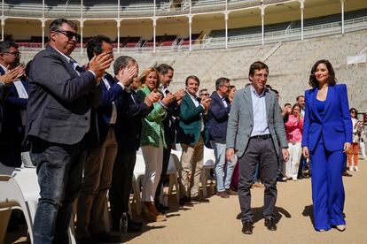 José Luis Martínez Almeida e Isabel Díaz Ayuso,  llegan a la plaza de las Ventas durante la presentación de los candidatos del PP a las alcaldías de la comunidad.