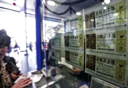 Una administración de lotería con décimos del sorteo de El Niño.