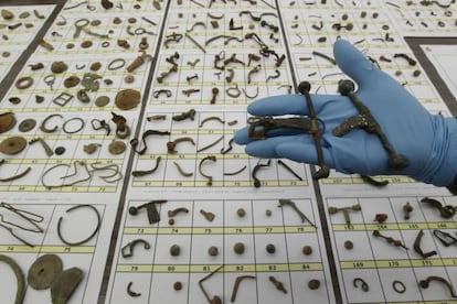 La Guardia Civil muestra algunas de las 4.000 piezas recuperadas.