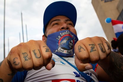 El tatuaje de un fanático del equipo Cruz Azul en el estadio Azteca durante el partido.