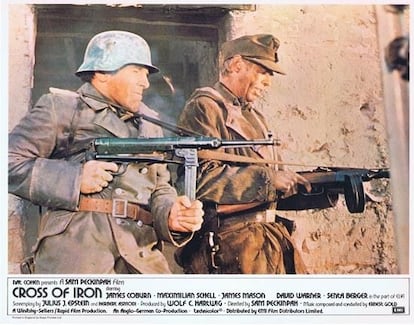 Maximilian Schell, con la Schmeisser (empuñándola mal), y James Coburn con la rusa PPSh-41, codo a codo en 'La Cruz de Hierro'.