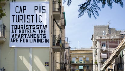 Pancarta que da la &quot;bienvenida&quot; a los turistas en la Barceloneta