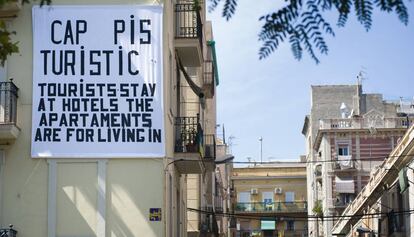 Pancarta que da la "bienvenida" a los turistas en la Barceloneta