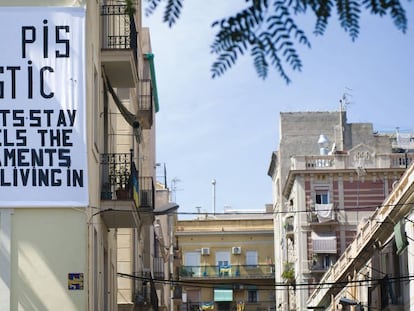 Pancarta que da la &quot;bienvenida&quot; a los turistas en la Barceloneta