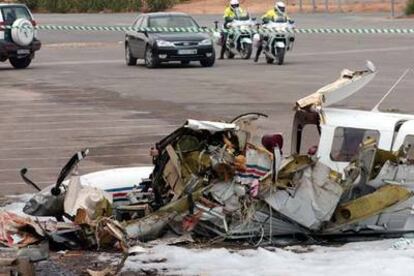 Los restos de la avioneta siniestrada tras el intento de aterrizaje forzoso en un aparcamiento.