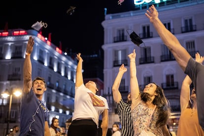 Varias personas celebraban en la Puerta del Sol en junio de 2021 el final de la obligatoriedad de la mascarilla al aire libre.