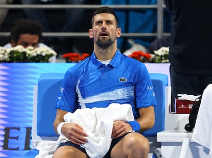 El serbio Novak Djokovic durante una pausa en su partido de octavos de final contra el italiano Matteo Berrettini este martes.