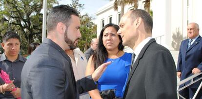 De izquierda a derecha, Michael Ibar, hermano de Pablo Ibar; Tanya Ibar, esposa de Pablo Ibar y Benjamin Waxman, su abogado, conversan tras la vista en el Tribunal Supremo de Florida este martes.