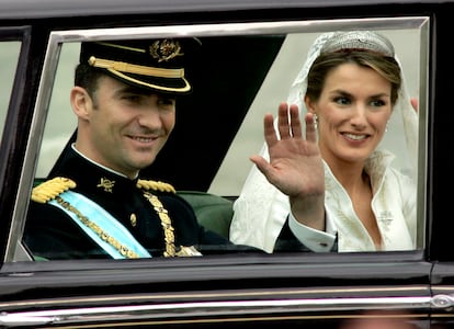 Felipe y Letizia, saludan desde el interior del Rolls-Royce Phantom IV en el que recorrieron las principales calles del centro de Madrid.