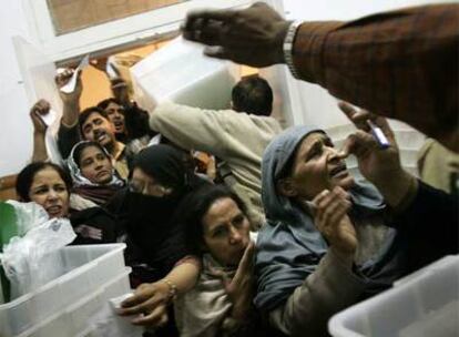 Caos en la distribución de urnas en Lahore.