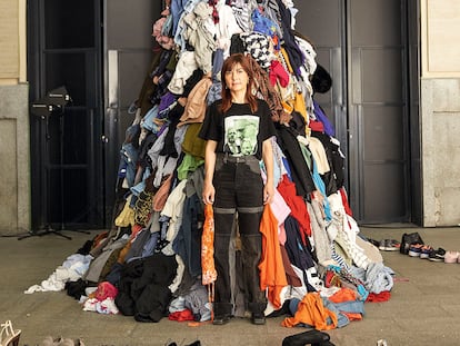 Maroussia Rebecq posa junto a una montaña de ropa en el patio de La Casa Encendida, donde realizó la performance participativa Upcycle Yourself, destinada a que el público conozca cómo puede renovar su imagen reciclando.