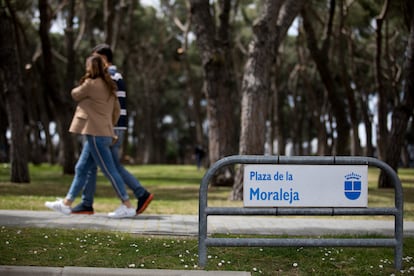 Dos personas pasean por La Moraleja, en mayo de 2021.