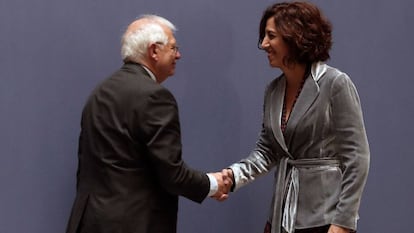 El ministro de Exteriores, Josep Borrell, e Irene Lozano en la toma de posesión de esta.