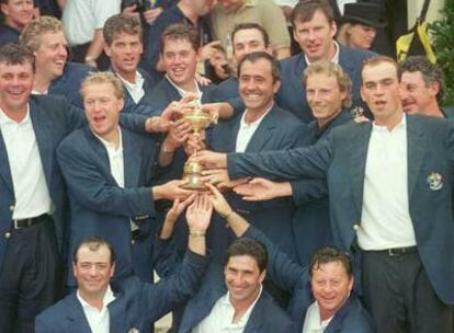 Severiano Ballesteros, capitán del equipo de Europa, celebra con sus compañeros la conquista de la Copa Ryder de 1997 ante Estados Unidos.