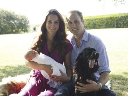 Los duques de Cambridge y el pr&iacute;ncipe Jorge posan junto a &#039;Lupo&#039;, la mascota de la familia