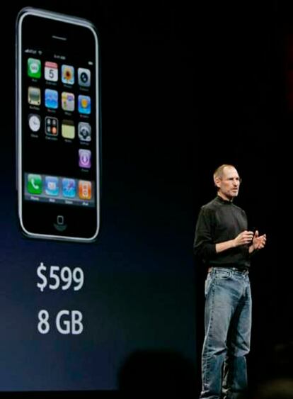 Steve Jobs presenta la rebaja del precio del iPhone.