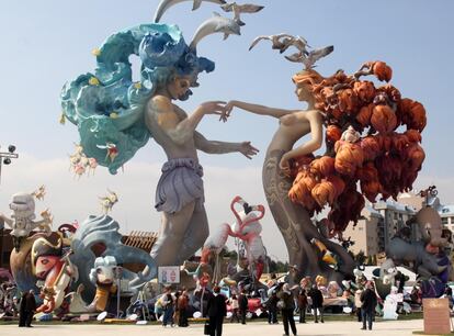 El beso de la medusa, el besamano mafioso, besos desenfrenados, el beso solidario. La falla de Nou Campanar retrata la complementariedad entre los opuestos: la mujer y el hombre, la tierra y el mar, el genio y la ternura.