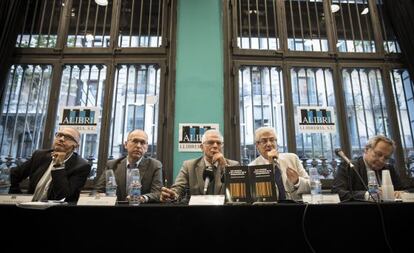 D'esquerra a dreta, Xavier Sardà, Joan Llorach, Josep Borell, Juan José López Burniol i Xavier Vidal-Folch, ahir en la presentació del llibre de Llorach i Borrell.