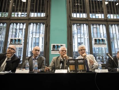 De izquierda a derecha, Xavier Sardà, Joan Llorach, Josep Borell, Juan José López Burniol y Xavier Vidal-Folch, ayer en la presentación del libro de Llorach y Borrell.