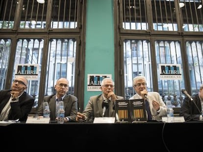 D'esquerra a dreta, Xavier Sardà, Joan Llorach, Josep Borell, Juan José López Burniol i Xavier Vidal-Folch, ahir en la presentació del llibre de Llorach i Borrell.