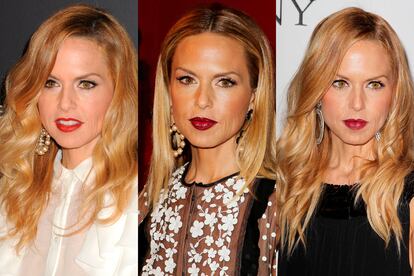 Rachel Zoe no tiene los labios precisamente carnosos, pero la estilista más famosa del mundo siempre los lleva maquillados de tonos oscuros a pesar de que el efecto óptico se los haga de menor tamaño. Rachel utiliza el rojo de labios hasta como remedio para el jet lag, y combina siempre su labial con unos ojos ligeramente enmarcados con eyeliner y una buena dosis de iluminador. Un estilo muy recomendable para pieles envejecidas como la suya para portar un toque de color.