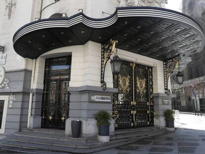 Entrada del hotel Westin Palace en Madrid.