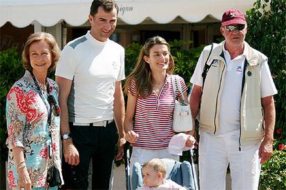 La 12ª edición de la Regata Breitling en Puerto Portals ha dejado esta bonita estampa familiar: los Reyes Don Juan Carlos y Doña Sofía, los Príncipes de Asturias, Don Felipe y Doña Letizia, y su primogénita, la pequeña Leonor. Mientras padre e hijo navegaban a bordo del <i>Bribón </i> y del <i>Aifos </i>, se ha podido ver a la Reina y a su nuera en una lancha, siguiendo la competición y jugando con la niña, que pasa su primer verano en Mallorca. Tras esta regata, las previsiones apuntan a que tanto el monarca como su heredero participarán durante la primera semana de agosto en la Copa del Rey de Vela, que se disputará en aguas de la bahía de Palma.