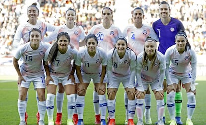 La selección chilena de fútbol femenino, antes de iniciar un partido.