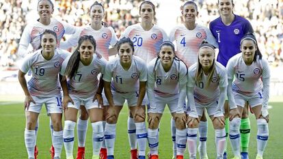 La selección chilena de fútbol femenino, antes de iniciar un partido. 
 