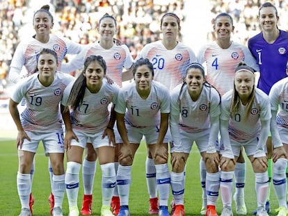 La selección chilena de fútbol femenino, antes de iniciar un partido. 
 