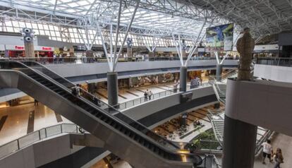 Interior del aeropuerto de Recife, en Brasil, gestionado por Aena.