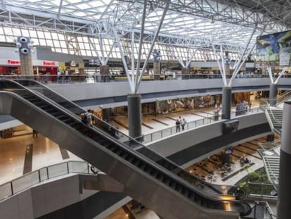 Interior del aeropuerto de Recife, en Brasil, gestionado por Aena.