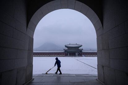 Un operario quita la nieve en el palacio Gyeongbokgung, en el centro de Seúl (Corea del Sur).