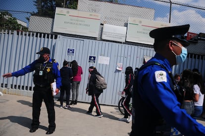 Elementos de la Secretaría de Seguridad Ciudadana vigilan el acceso a la secundaria 79 República de Chile en la alcaldía de Iztapalapa de la Ciudad de México.