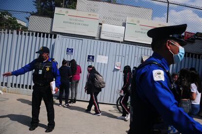 Elementos de la Secretaría de Seguridad Ciudadana vigilan el acceso a la secundaria 79 República de Chile en la alcaldía de Iztapalapa de la Ciudad de México.