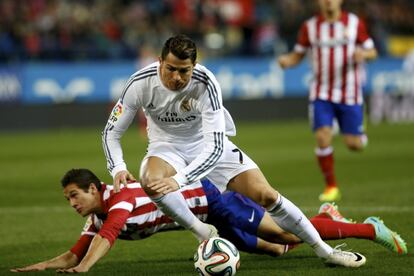 Manquillo derriba a Cristiano en un derbi reciente.