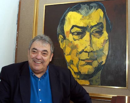 Alberto Cortez posa con un retrato suyo, en Madrid en 2003.