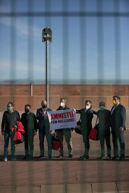 De izquierda a derecha, Rull, Sanchez, Romeva, Forn, Cuixart, Turull y Junqueras piden su amnistía con una pancarta desde el interior del recinto penitenciario el pasado 29 de enero.