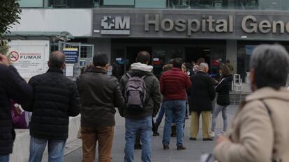 Colas de espera en las inmediaciones del Hospital Universitario de La Paz para hacerse un test de antígenos de Covid-19.