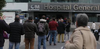 Colas de espera en las inmediaciones del Hospital Universitario de La Paz para hacerse un test de antígenos de Covid-19.