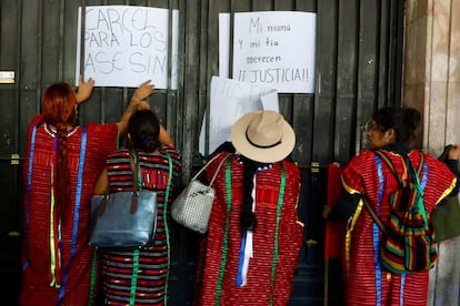 Integrantes del Movimiento de Unificación y Lucha Triqui, en Oaxaca, el 6 de noviembre de 2024.