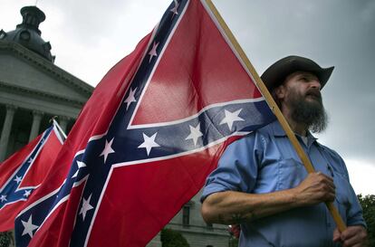 Un defensor de la bandera confederada --que representa a los estados que se negaron a abolir la esclavitud durante la guerra civil estadounidense-- durante un acto en Columbia, Carolina del Sur. La matanza racista en Charleston ha desatado un debate en EEUU sobre la exhibición de esta bandera que simboliza el racismo.