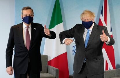 Los primeros ministros de Italia, Mario Draghi, y el Reino Unido, Boris Johnson, a mediados de 2021 en la cumbre del G-7 de Cornualles (Inglaterra).