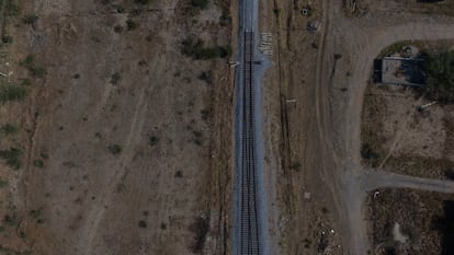Vista de la construcción vía férrea.