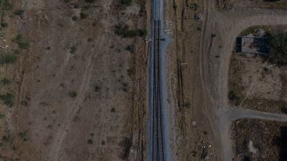 Vista de la construcción vía férrea.