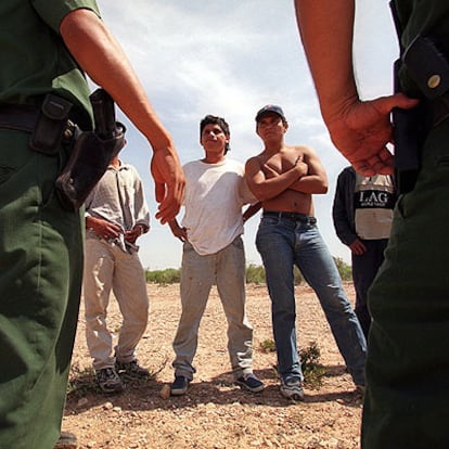 Policías estadounidenses vigilan a un grupo de inmigrantes indocumentados detenidos en Tejas.