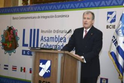 Fotografía cedida por el BCIE que muestra al presidente del banco regional, el hondureño Nick Rischbieth, durante la inauguración de la LIII Asamblea Ordinaria de Gobernadores del BCIE el 25 de abril de 2013, en San Salvador. EFE/Archivo